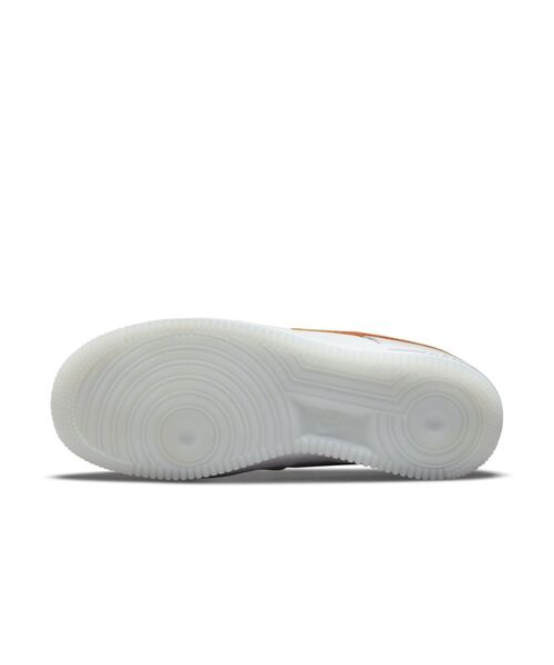 NIKE（ナイキ）の「ナイキ エア フォース 1 '07 SE ウィメンズシューズ / Nike Air Force 1 '07 SE Women's Shoe（スニーカー・レディース・ホワイト/黄土色系・22.5/25/25.5/24.5/23/23.5/24/22/26）」の7枚目の写真