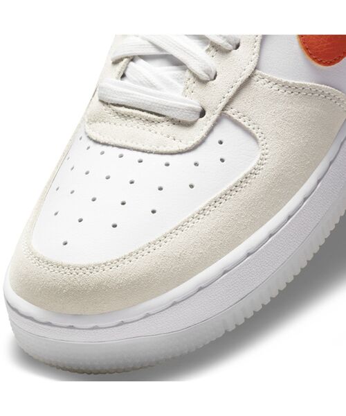 NIKE（ナイキ）の「ナイキ エア フォース 1 '07 SE ウィメンズシューズ / Nike Air Force 1 '07 SE Women's Shoe（スニーカー・レディース・ホワイト/黄土色系・22.5/25/25.5/24.5/23/23.5/24/22/26）」の8枚目の写真