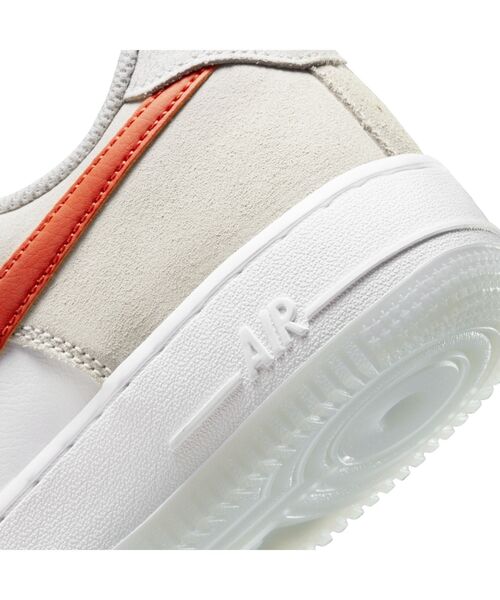 NIKE（ナイキ）の「ナイキ エア フォース 1 '07 SE ウィメンズシューズ / Nike Air Force 1 '07 SE Women's Shoe（スニーカー・レディース・ホワイト/黄土色系・22.5/25/25.5/24.5/23/23.5/24/22/26）」の9枚目の写真