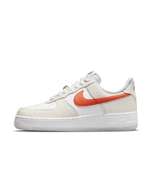 NIKE（ナイキ）の「ナイキ エア フォース 1 '07 SE ウィメンズシューズ / Nike Air Force 1 '07 SE Women's Shoe（スニーカー・レディース・ホワイト/黄土色系・22.5/25/25.5/24.5/23/23.5/24/22/26）」の11枚目の写真