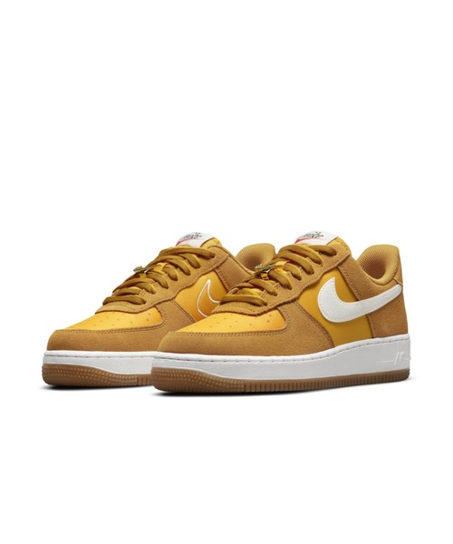 NIKE（ナイキ）の「ナイキ エア フォース 1 '07 SE ウィメンズシューズ / Nike Air Force 1 '07 SE Women's Shoe（スニーカー・レディース・ホワイト/黄土色系・22.5/25/25.5/24.5/23/23.5/24/22/26）」の21枚目の写真