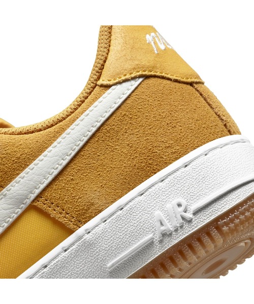 NIKE（ナイキ）の「ナイキ エア フォース 1 '07 SE ウィメンズシューズ / Nike Air Force 1 '07 SE Women's Shoe（スニーカー・レディース・ホワイト/黄土色系・22.5/25/25.5/24.5/23/23.5/24/22/26）」の15枚目の写真