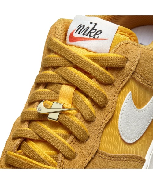 NIKE（ナイキ）の「ナイキ エア フォース 1 '07 SE ウィメンズシューズ / Nike Air Force 1 '07 SE Women's Shoe（スニーカー・レディース・ホワイト/黄土色系・22.5/25/25.5/24.5/23/23.5/24/22/26）」の14枚目の写真