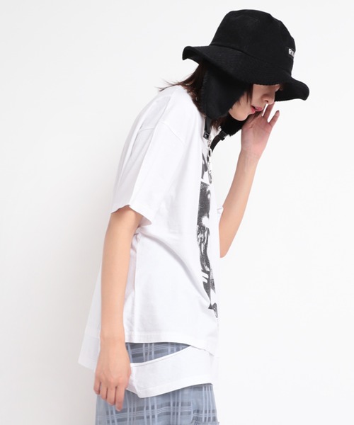 RNA（アールエヌエー）の「M1709 PEEPSカッティングルーズTシャツ（Tシャツ/カットソー・レディース・ホワイト/ブラック/レッド・MEDIUM）」の14枚目の写真