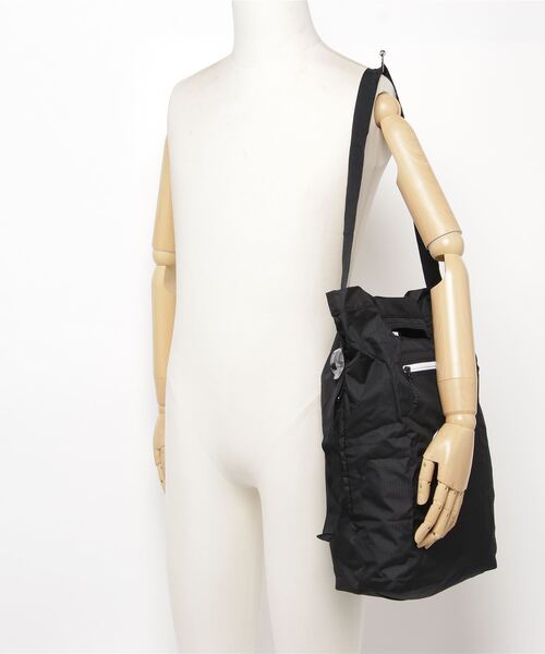 NIKE（ナイキ）の「NIKE STASH TOTE DD1357-010/208（ショルダーバッグ・メンズ・ブラック/ブラウン・ONE SIZE）」の5枚目の写真