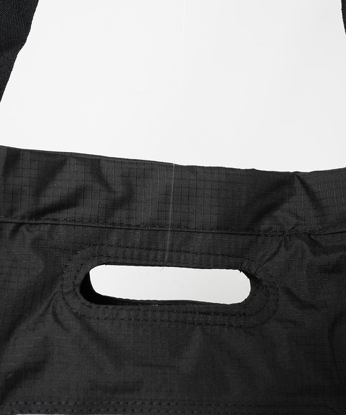 NIKE（ナイキ）の「NIKE STASH TOTE DD1357-010/208（ショルダーバッグ・メンズ・ブラック/ブラウン・ONE SIZE）」の12枚目の写真