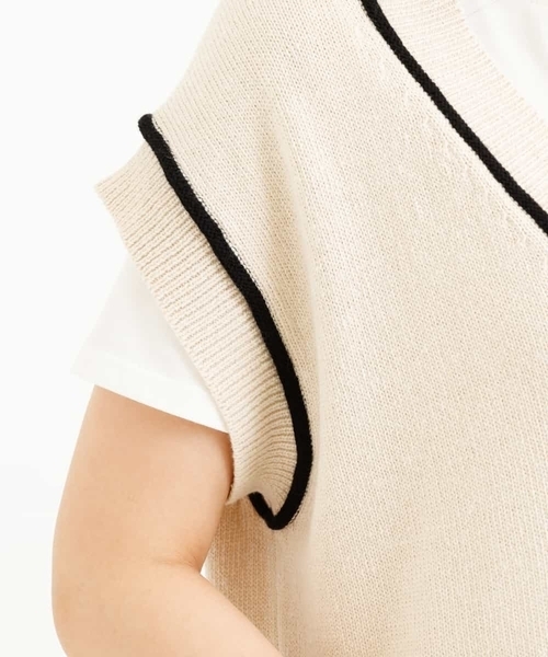 a.v.v（アーヴェヴェ）の「深Vネックニットベスト（ベスト・レディース・ホワイト/アイボリー/ベージュ・34/36/38/40/42）」の9枚目の写真