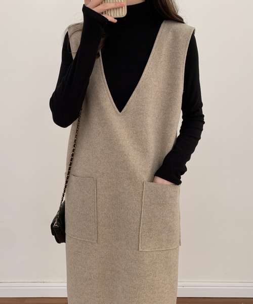 ABITOKYO(アビトーキョー)の「ニットメルトンVネックジャンパースカート(ジャンパースカート・レディース・グレー/キャメル/ブルーグレー/ライトグリーン/チャコールグレー/グリーン/ネイビー/ブラック/ベージュ・M/L/XL)」の5枚目の写真