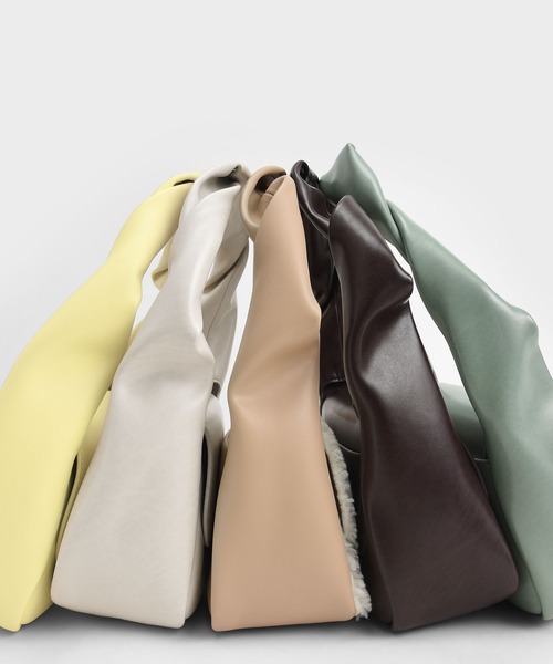 CHARLES & KEITH（チャールズ & キース）の「ルーシュドハンドル ショルダーバッグ / Ruched Handle Shoulder Bag（ショルダーバッグ・レディース・セージグリーン/ダークウッド/イエロー系その他2・M）」の11枚目の写真