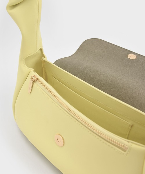 CHARLES & KEITH（チャールズ & キース）の「ルーシュドハンドル ショルダーバッグ / Ruched Handle Shoulder Bag（ショルダーバッグ・レディース・セージグリーン/ダークウッド/イエロー系その他2・M）」の5枚目の写真