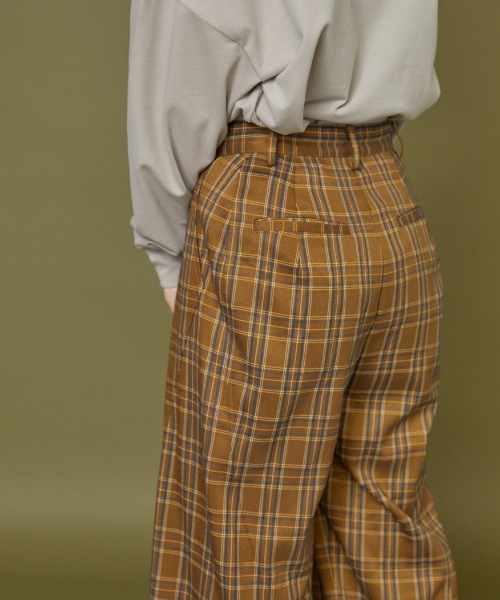 idem（イデム）の「loose tuck check pants/チェックワイドパンツ（その他パンツ・レディース・ブラウン/グレー・FREE/SMALL）」の4枚目の写真