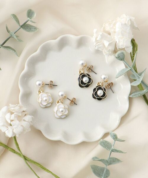 MAJESTIC LEGON(マジェスティックレゴン)の「フラワーミニピアス(ピアス(両耳用)・レディース・オフホワイト/ブラック・FREE)」の1枚目の写真