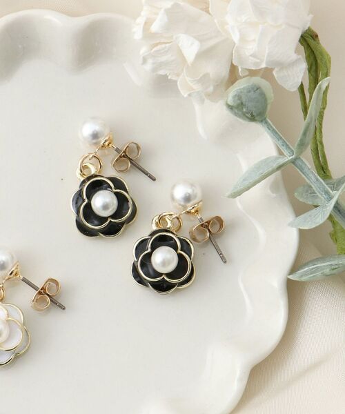 MAJESTIC LEGON(マジェスティックレゴン)の「フラワーミニピアス(ピアス(両耳用)・レディース・オフホワイト/ブラック・FREE)」の2枚目の写真