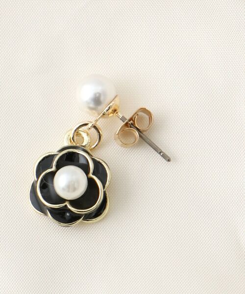 MAJESTIC LEGON(マジェスティックレゴン)の「フラワーミニピアス(ピアス(両耳用)・レディース・オフホワイト/ブラック・FREE)」の3枚目の写真