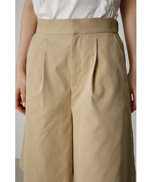 AZUL by moussy(アズールバイマウジー)の「TUCK WIDE SHORT PANTS/タックワイドショートパンツ(その他パンツ・レディース・ベージュ/ブラック・SMALL/MEDIUM)」の3枚目の写真