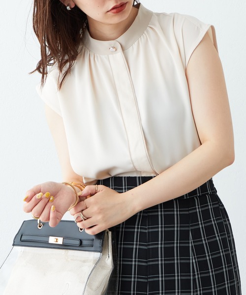 natural couture(ナチュラルクチュール)の「WEB限定カラー有り/シンプルだけど上品に決まる バイカラーデザインフレンチスリーブブラウス(シャツ/ブラウス・レディース・アイボリー/ブラック/ベージュ/ブルー/オレンジ/ドット・FREE)」の2枚目の写真
