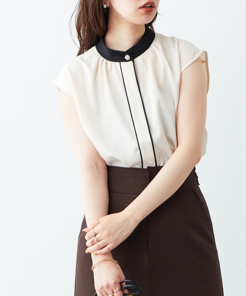 natural couture(ナチュラルクチュール)の「WEB限定カラー有り/シンプルだけど上品に決まる バイカラーデザインフレンチスリーブブラウス(シャツ/ブラウス・レディース・アイボリー/ブラック/ベージュ/ブルー/オレンジ/ドット・FREE)」の3枚目の写真