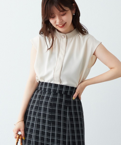 natural couture(ナチュラルクチュール)の「WEB限定カラー有り/シンプルだけど上品に決まる バイカラーデザインフレンチスリーブブラウス(シャツ/ブラウス・レディース・アイボリー/ブラック/ベージュ/ブルー/オレンジ/ドット・FREE)」の8枚目の写真