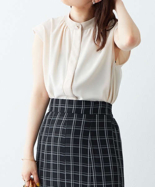 natural couture(ナチュラルクチュール)の「WEB限定カラー有り/シンプルだけど上品に決まる バイカラーデザインフレンチスリーブブラウス(シャツ/ブラウス・レディース・アイボリー/ブラック/ベージュ/ブルー/オレンジ/ドット・FREE)」の9枚目の写真
