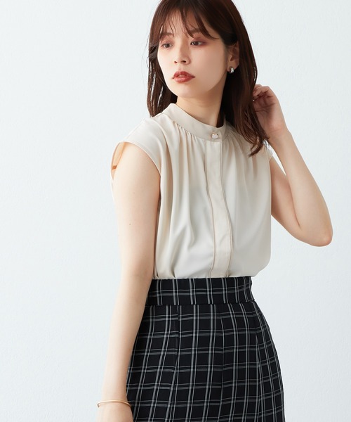 natural couture(ナチュラルクチュール)の「WEB限定カラー有り/シンプルだけど上品に決まる バイカラーデザインフレンチスリーブブラウス(シャツ/ブラウス・レディース・アイボリー/ブラック/ベージュ/ブルー/オレンジ/ドット・FREE)」の7枚目の写真