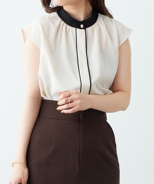 natural couture(ナチュラルクチュール)の「WEB限定カラー有り/シンプルだけど上品に決まる バイカラーデザインフレンチスリーブブラウス(シャツ/ブラウス・レディース・アイボリー/ブラック/ベージュ/ブルー/オレンジ/ドット・FREE)」の11枚目の写真