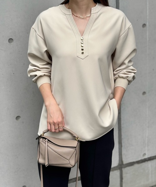 Emma Taylor（エマテイラー）の「イージーケアキーネックゴールド釦ロングスリーブブラウス（シャツ/ブラウス・レディース・ブラック/ベージュ/ネイビー/ライトベージュ/ブラック系その他/ベージュ系その他・FREE）」の4枚目の写真