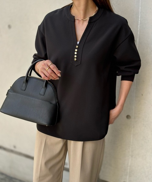 Emma Taylor（エマテイラー）の「イージーケアキーネックゴールド釦ロングスリーブブラウス（シャツ/ブラウス・レディース・ブラック/ベージュ/ネイビー/ライトベージュ/ブラック系その他/ベージュ系その他・FREE）」の10枚目の写真