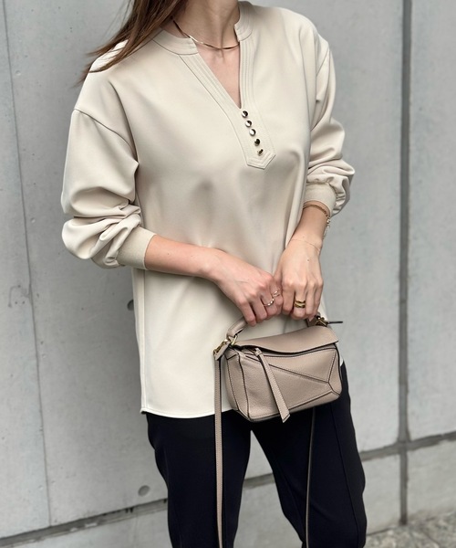 Emma Taylor（エマテイラー）の「イージーケアキーネックゴールド釦ロングスリーブブラウス（シャツ/ブラウス・レディース・ブラック/ベージュ/ネイビー/ライトベージュ/ブラック系その他/ベージュ系その他・FREE）」の14枚目の写真