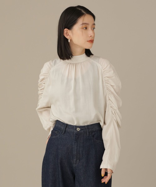CASA FLINE(カーサフライン)の「casa fline/シャーリングスリーブブラウス(シャツ/ブラウス・レディース・カーキ/ホワイト/ネイビー・FREE)」の2枚目の写真