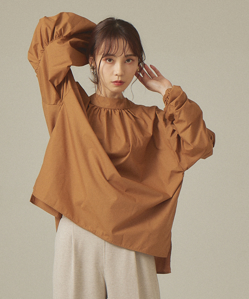 abahouse mavie(アバハウスマヴィ)の「袖ギャザースタンドカラーブラウス(シャツ/ブラウス・レディース・ホワイト/ブラック/ブラウン/マスタード・フリー)」の4枚目の写真