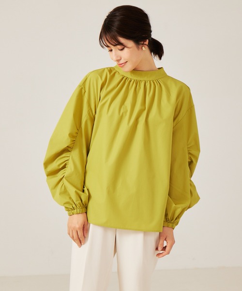 abahouse mavie(アバハウスマヴィ)の「袖ギャザースタンドカラーブラウス(シャツ/ブラウス・レディース・ホワイト/ブラック/ブラウン/マスタード・フリー)」の1枚目の写真
