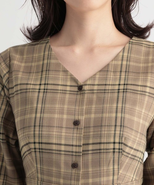 Andemiu(アンデミュウ)の「チェックVネックワンピース165334(ワンピース・レディース・ベージュ/ブルー・FREE)」の9枚目の写真