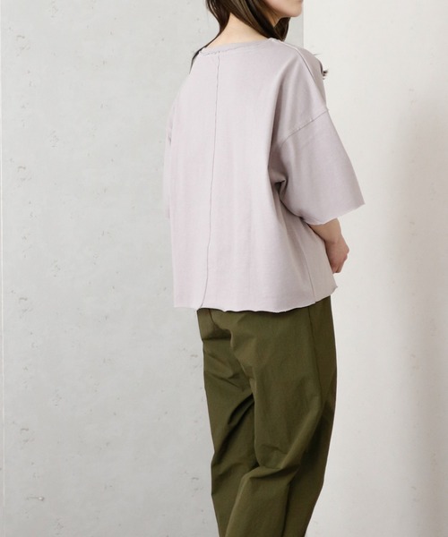 Per sist ence(パーシエンス)の「Per sist ence/パーシエンス デザインヘムカットオフTシャツ(Tシャツ/カットソー・レディース・グレイッシュベージュ/カーキ/オフホワイト・FREE)」の18枚目の写真