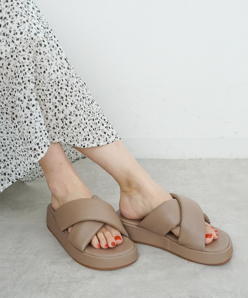 Fabby fabby（ファビィーファビィー）の「クロスベルト厚底サンダル（サンダル・レディース・ブラック/ベージュ/オフホワイト・SMALL/MEDIUM/LARGE）」の3枚目の写真