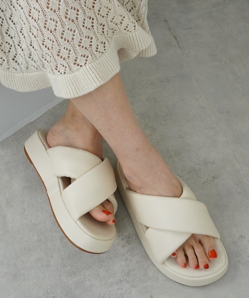 Fabby fabby（ファビィーファビィー）の「クロスベルト厚底サンダル（サンダル・レディース・ブラック/ベージュ/オフホワイト・SMALL/MEDIUM/LARGE）」の2枚目の写真