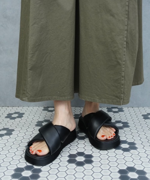 Fabby fabby（ファビィーファビィー）の「クロスベルト厚底サンダル（サンダル・レディース・ブラック/ベージュ/オフホワイト・SMALL/MEDIUM/LARGE）」の13枚目の写真