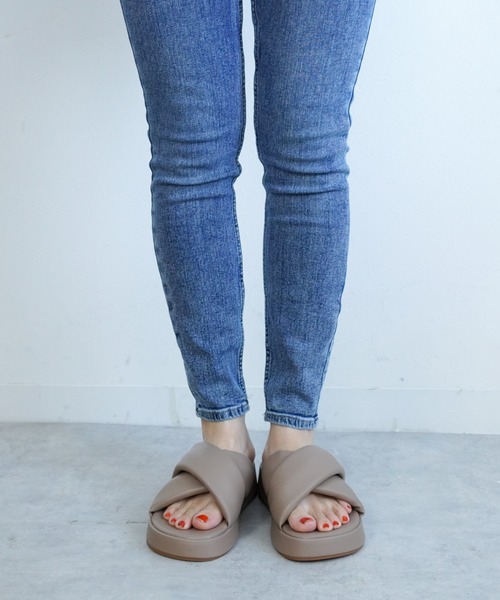 Fabby fabby（ファビィーファビィー）の「クロスベルト厚底サンダル（サンダル・レディース・ブラック/ベージュ/オフホワイト・SMALL/MEDIUM/LARGE）」の17枚目の写真