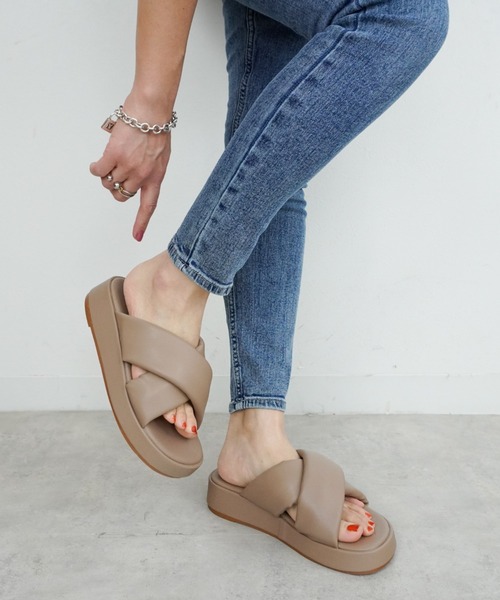 Fabby fabby（ファビィーファビィー）の「クロスベルト厚底サンダル（サンダル・レディース・ブラック/ベージュ/オフホワイト・SMALL/MEDIUM/LARGE）」の18枚目の写真