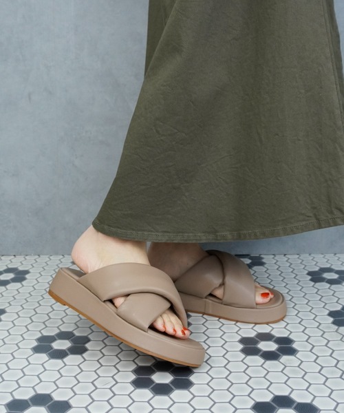 Fabby fabby（ファビィーファビィー）の「クロスベルト厚底サンダル（サンダル・レディース・ブラック/ベージュ/オフホワイト・SMALL/MEDIUM/LARGE）」の20枚目の写真