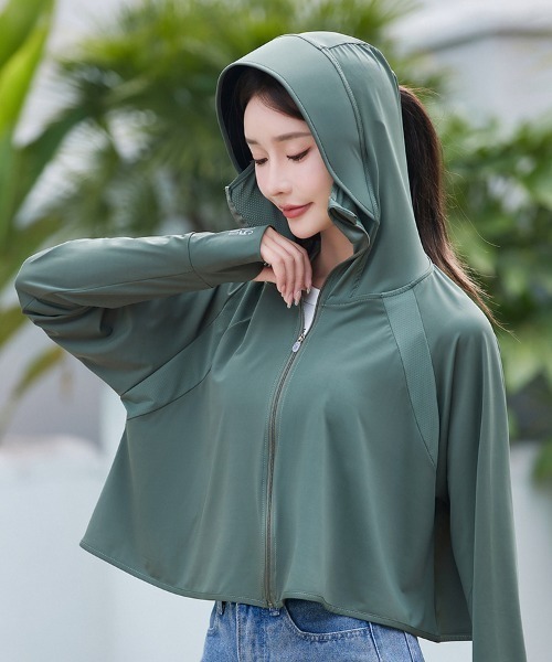 Coo+i（クーイ）の「UPF50+ 冷感ツバ付きUVカットパーカー  ショート丈type（パーカー・レディース・ピンク/ホワイト/ラベンダー/カーキ/モカ/グレー/ブルー/スモークピンク/ブルー系その他・FREE）」の4枚目の写真