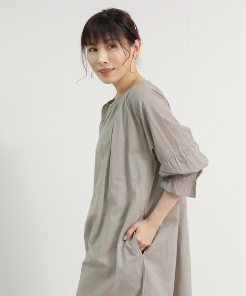 Fizz（フィズ）の「【Fizz/フィズ】　コットンキャンブリック　刺繍スキッパーワンピース（ワンピース・レディース・グレイッシュベージュ/オフホワイト/スミクロ/オレンジ・M）」の9枚目の写真