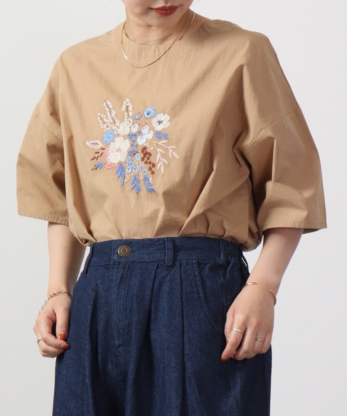 Emago(イマゴ)の「EMAGO フラワー刺繍5分袖ブラウス(シャツ/ブラウス・レディース・ホワイト/グリーン/ベージュ・FREE)」の2枚目の写真