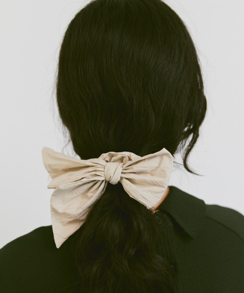 Libra Cue(リブラ キュー)の「マットタフタリボンシュシュ(シュシュ・レディース・ベージュ/ブラック・FREE)」の1枚目の写真