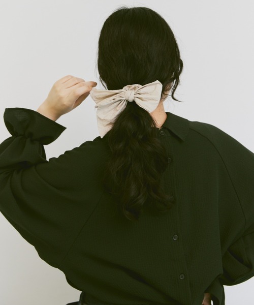 Libra Cue(リブラ キュー)の「マットタフタリボンシュシュ(シュシュ・レディース・ベージュ/ブラック・FREE)」の8枚目の写真