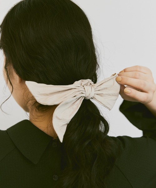 Libra Cue(リブラ キュー)の「マットタフタリボンシュシュ(シュシュ・レディース・ベージュ/ブラック・FREE)」の9枚目の写真