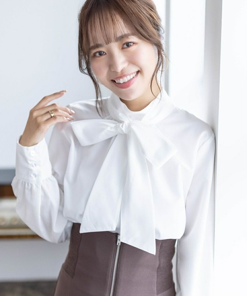 clear（クリア）の「クロップド丈ボウタイブラウス≪STAY MOTION≫（シャツ/ブラウス・レディース・オフホワイト/ブルー/ブラック・F）」の2枚目の写真