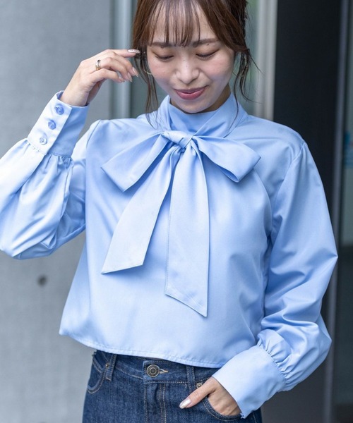 clear（クリア）の「クロップド丈ボウタイブラウス≪STAY MOTION≫（シャツ/ブラウス・レディース・オフホワイト/ブルー/ブラック・F）」の3枚目の写真