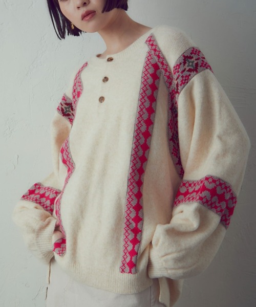 Mirror Mirror on the wall（ミラーミラー）の「(MIRROR MIRROR ON THE WALL)エスニックモチーフテープ ヘンリーネックニット（ニット/セーター・レディース・グレー/ホワイト系その他・FREE）」の3枚目の写真