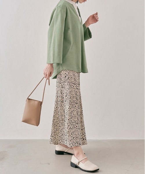 kirakiraShop（キラキラショップ）の「深Vネックスウェットプルオーバー（スウェット・レディース・カーキ/ブラック/クリーム/ブルー・FREE）」の13枚目の写真