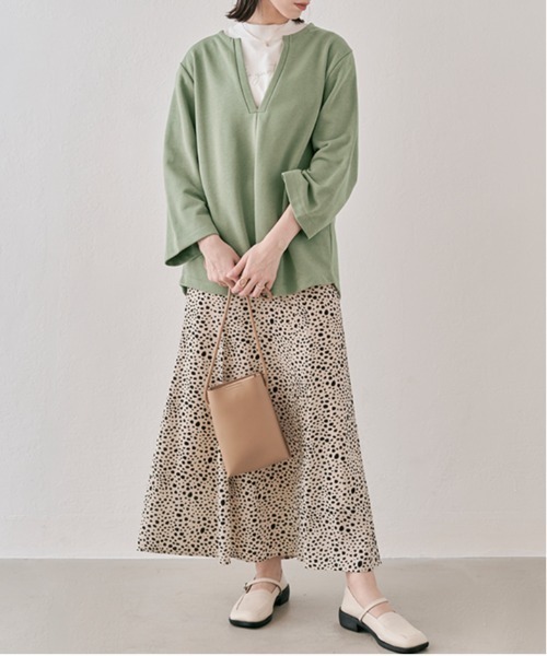 kirakiraShop（キラキラショップ）の「深Vネックスウェットプルオーバー（スウェット・レディース・カーキ/ブラック/クリーム/ブルー・FREE）」の16枚目の写真